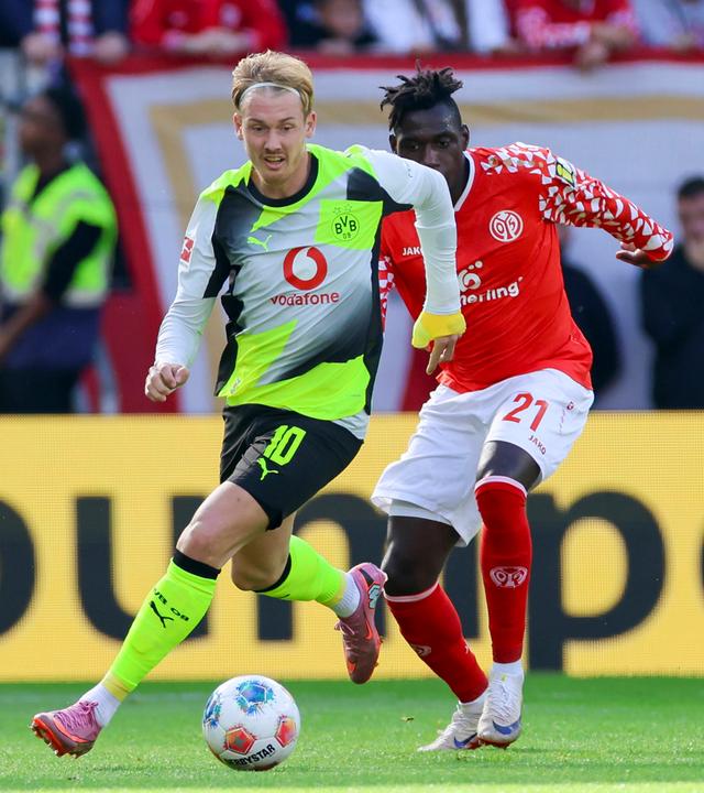Dortmunds Julian Brandt und Danny da Costa von Mainz 05 kämpfen um den Ball.