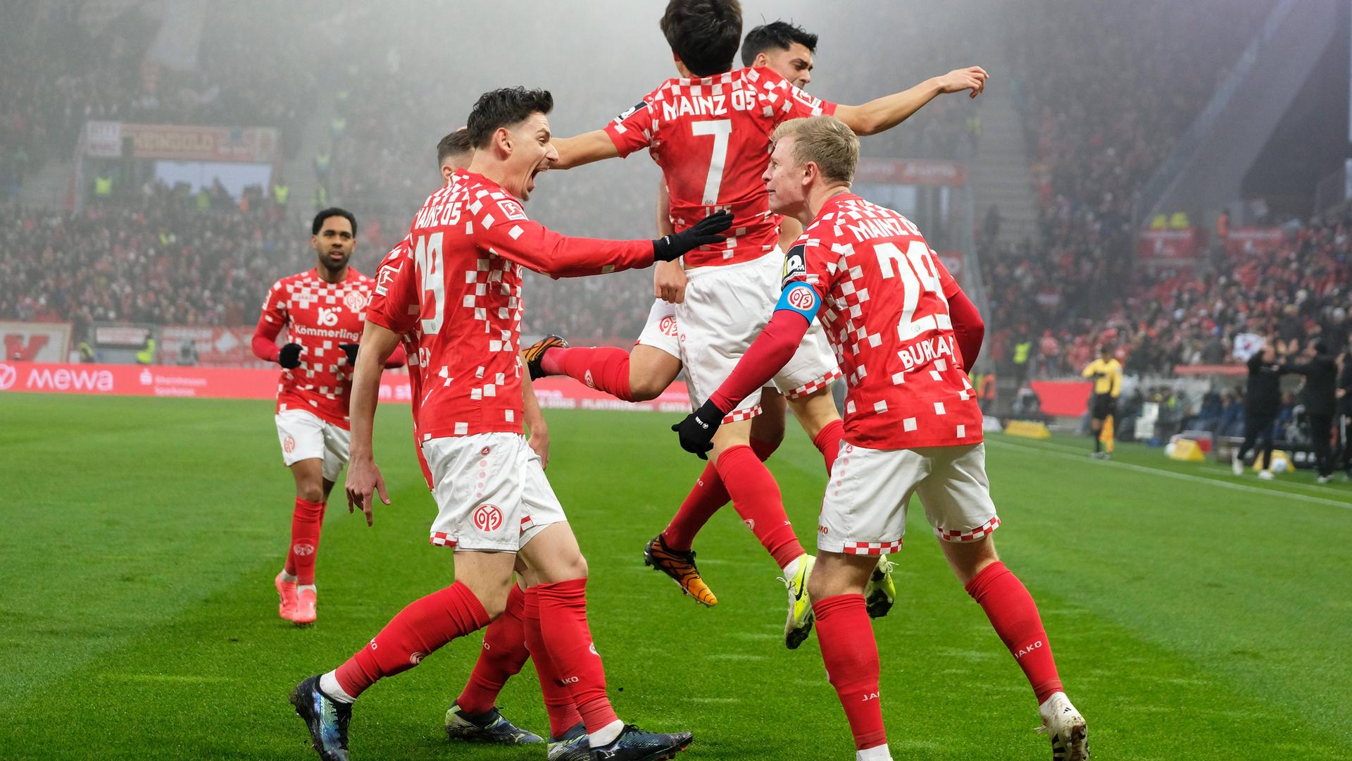 Jonathan Burkardt von Mainz 05 jubelt mit seiner Mannschaft nach seinem Tor gegen Hoffenheim.