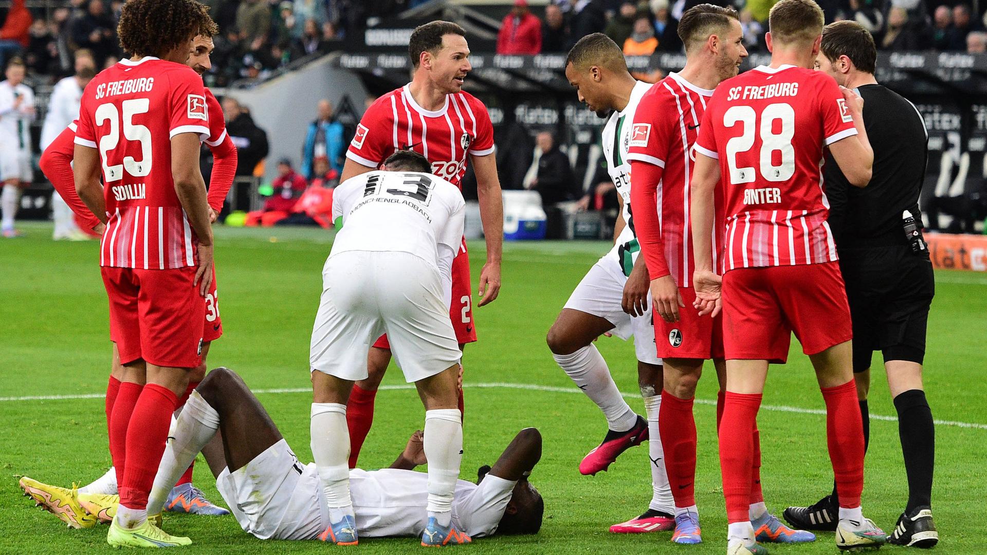 Marcus Thuram (Gladbach) am Boden; der zunächst gegebene Elfmeter wurde dann zurükgenommen.