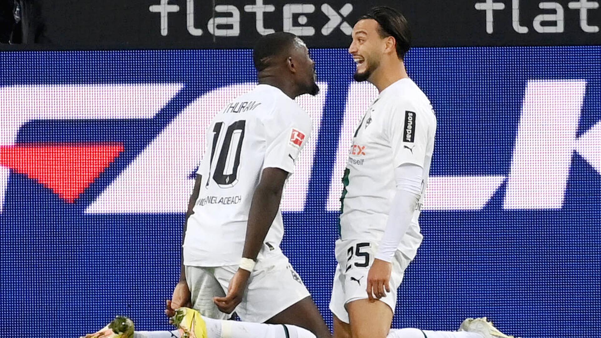 Ramy Bensebaini und Marcus Thuram von Borussia Mönchengladbach jubeln über Tor gegen RB Leipzig am 17.09.2022 in Mönchengladbach.