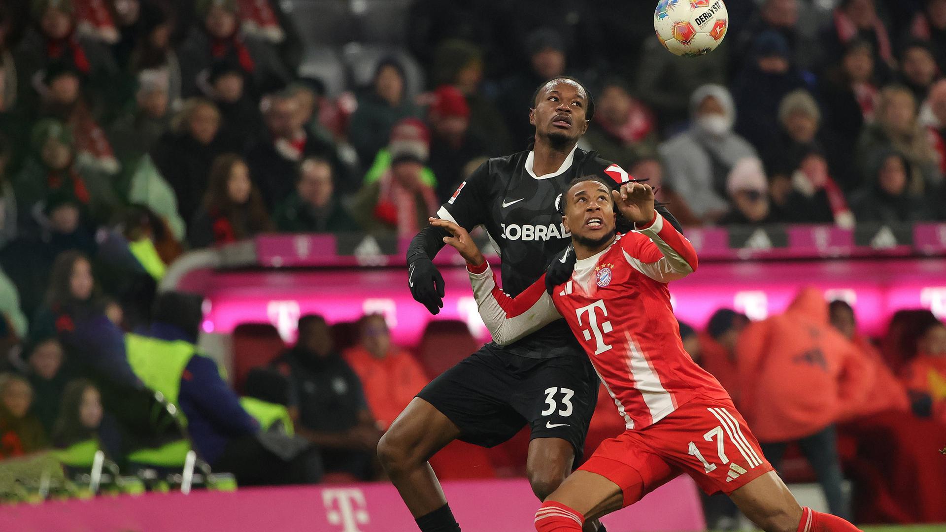 Münchens Michael Olise in Aktion gegen Freiburgs Jordy Makengo.