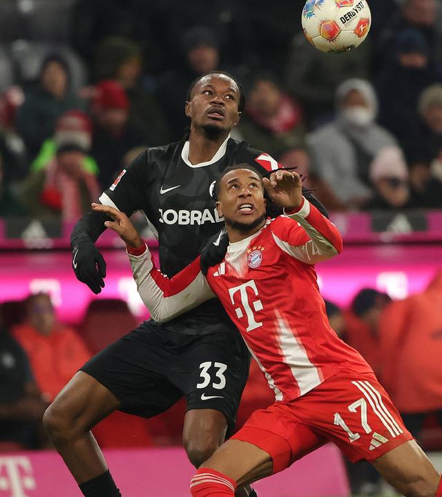 Münchens Michael Olise in Aktion gegen Freiburgs Jordy Makengo.