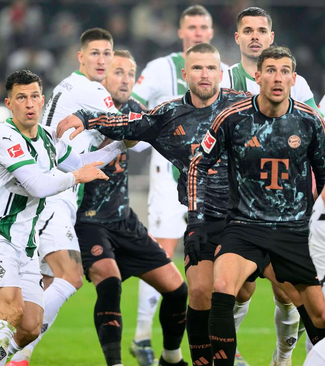 Die Spieler in Aktion bei einem Eckball.