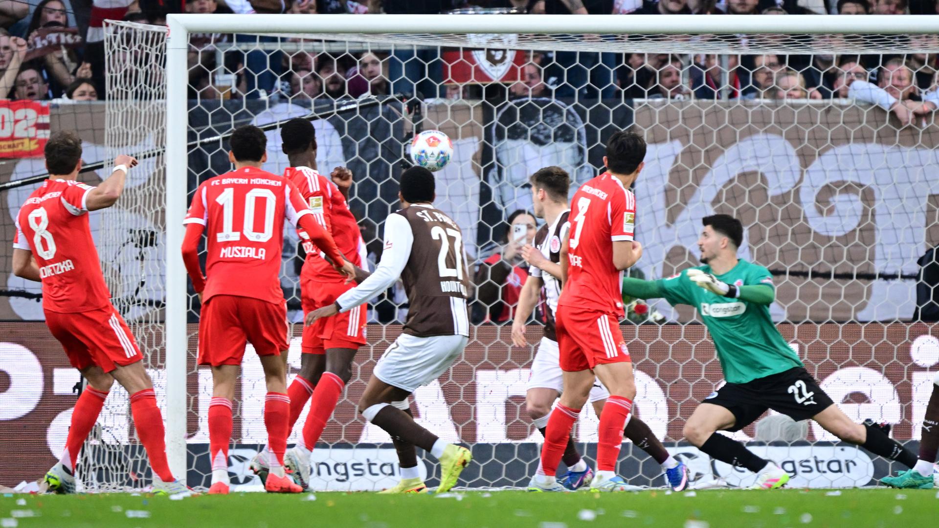 Torschütze Leon Goretzka (Bayern), Jamal Musiala, Nicolas Jackson, Andreas Hountondji, Min-Jae Kim, Torwart Nikola Vasilj (St. Pauli) am 11.04.2026 in Hamburg.