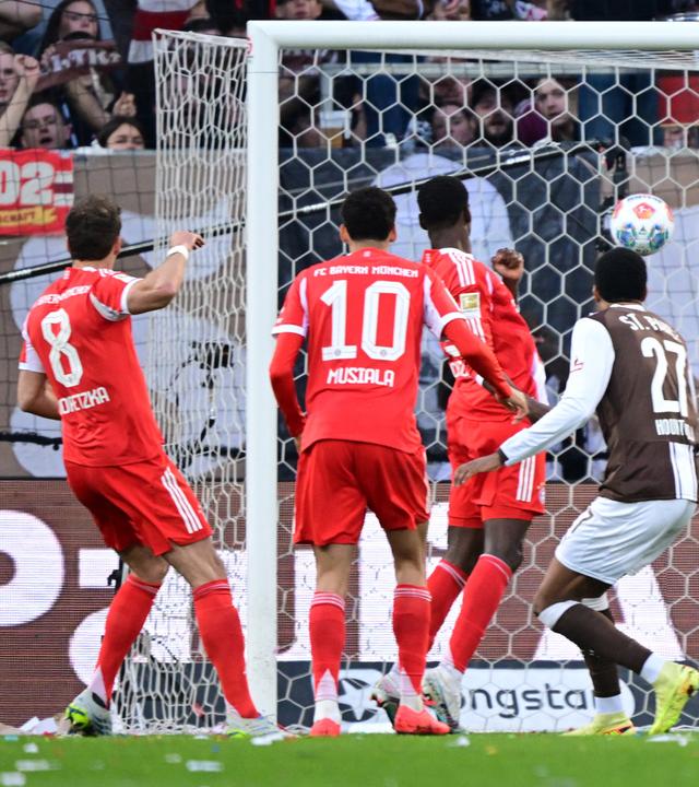 Torschütze Leon Goretzka (Bayern), Jamal Musiala, Nicolas Jackson, Andreas Hountondji, Min-Jae Kim, Torwart Nikola Vasilj (St. Pauli) am 11.04.2026 in Hamburg.