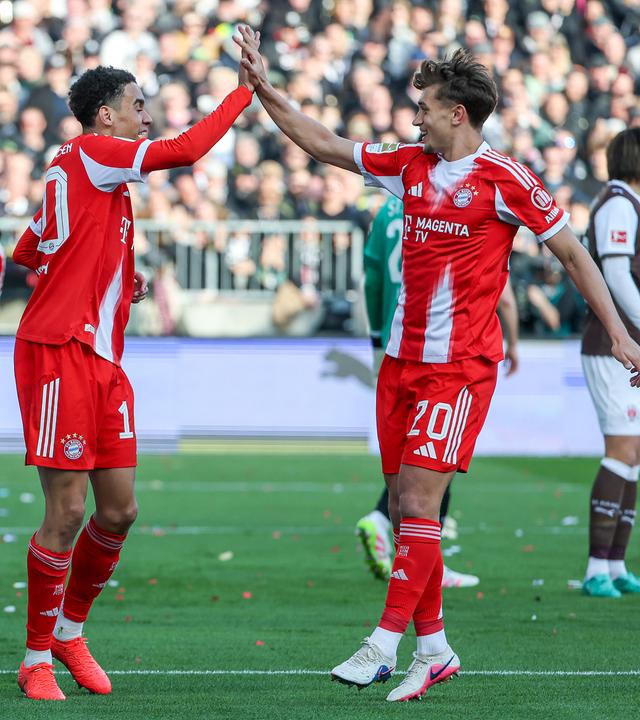 Torschütze Jamal Musiala jubelt nach seinem Tor zum 0 zu 1 mit Tom Bischof am 11.04.2026 im Millerntor-Stadion in Hamburg.