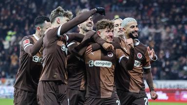 St. Paulis Noah Weißhaupt cheers with his team after his goal to 1-0 against Hoffenheim.