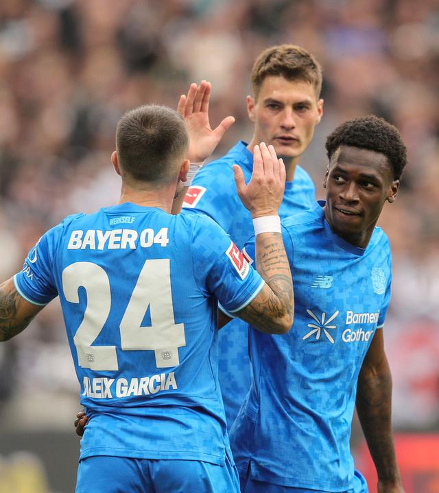 Leverkusens Ernest Poku jubelt nach seinem entscheidenden Treffer gegen St. Pauli.