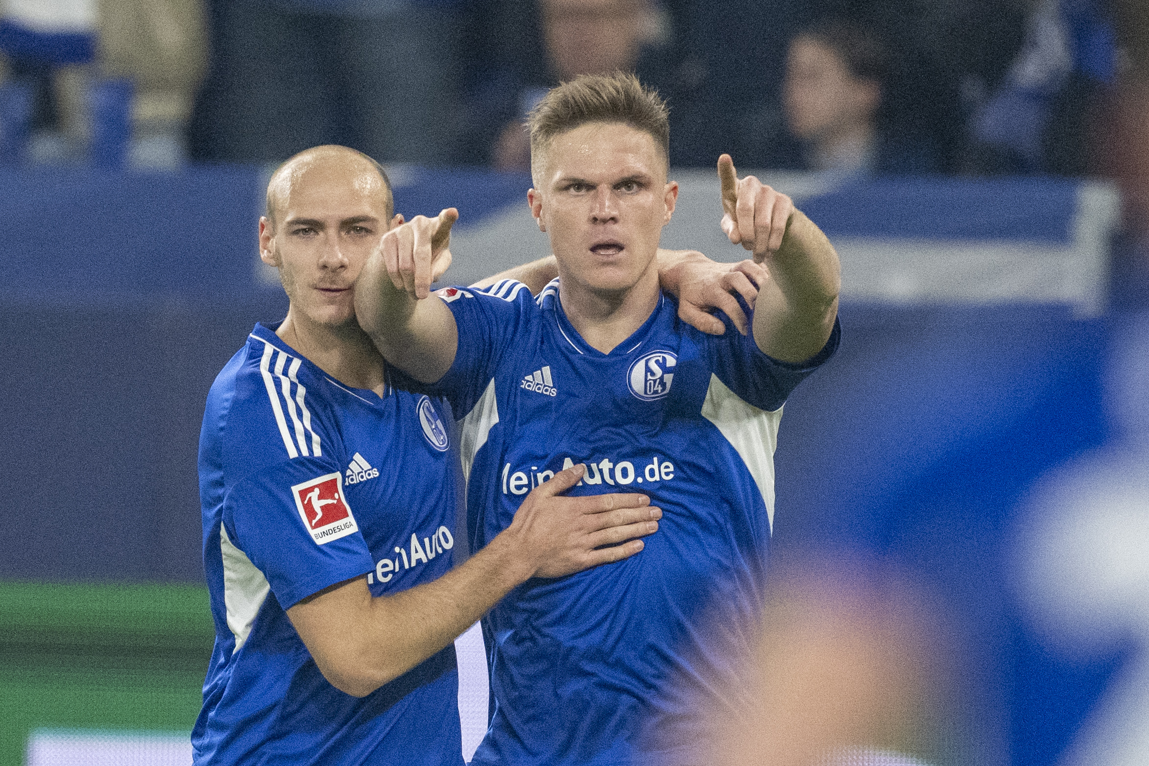Henning Matriciani (l) und Torschütze Marius Bülter jubeln nach dem Tor für Schalke zum 2:0 gegen Hertha BSC