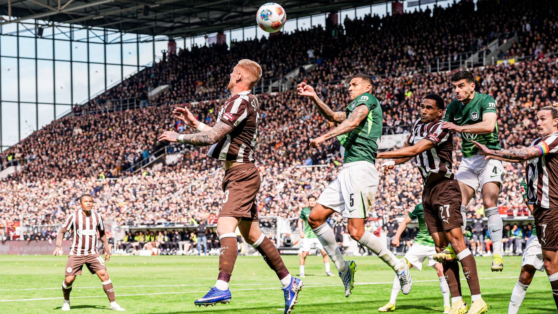 Ecke Louis Oppie (FC St. Pauli, 23), Vinicius Souza (VfL Wolfsburg, 5), Konstantinos Koulierakis (VfL Wolfsburg, 4), Jackson Irvine (FC St. Pauli, 7) am 16.05.2026 in Hamburg.