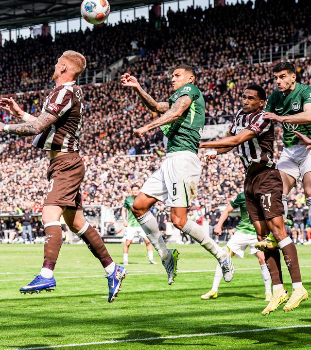 Ecke Louis Oppie (FC St. Pauli, 23), Vinicius Souza (VfL Wolfsburg, 5), Konstantinos Koulierakis (VfL Wolfsburg, 4), Jackson Irvine (FC St. Pauli, 7) am 16.05.2026 in Hamburg.