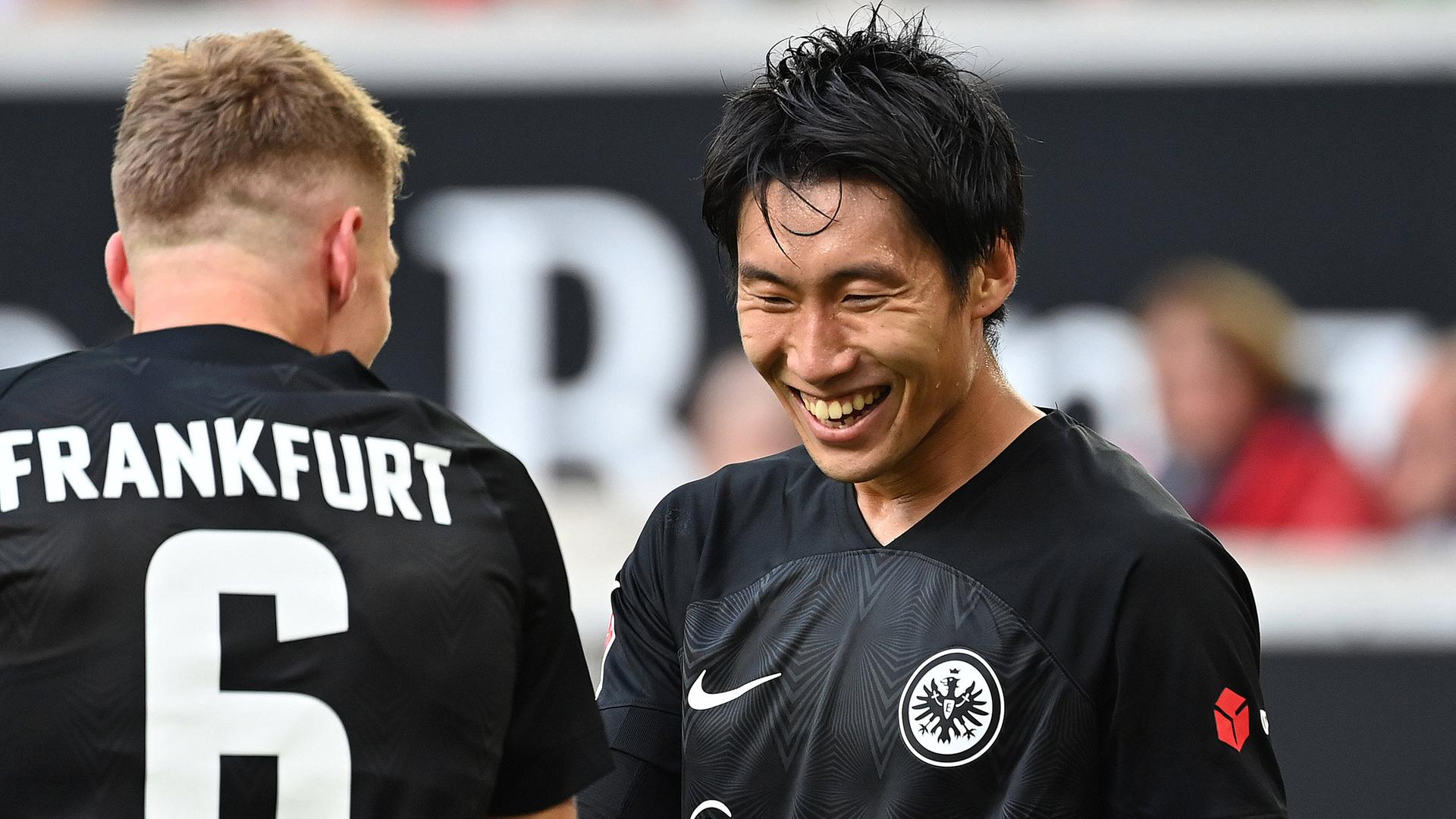 Daichi Kamada und Kristijan Jakic von Eintracht Frankfurt jubeln über Tor gegen Stuttgart am 17.09.2022 in Stuttgart.