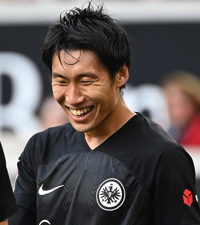 Daichi Kamada und Kristijan Jakic von Eintracht Frankfurt jubeln über Tor gegen Stuttgart am 17.09.2022 in Stuttgart.