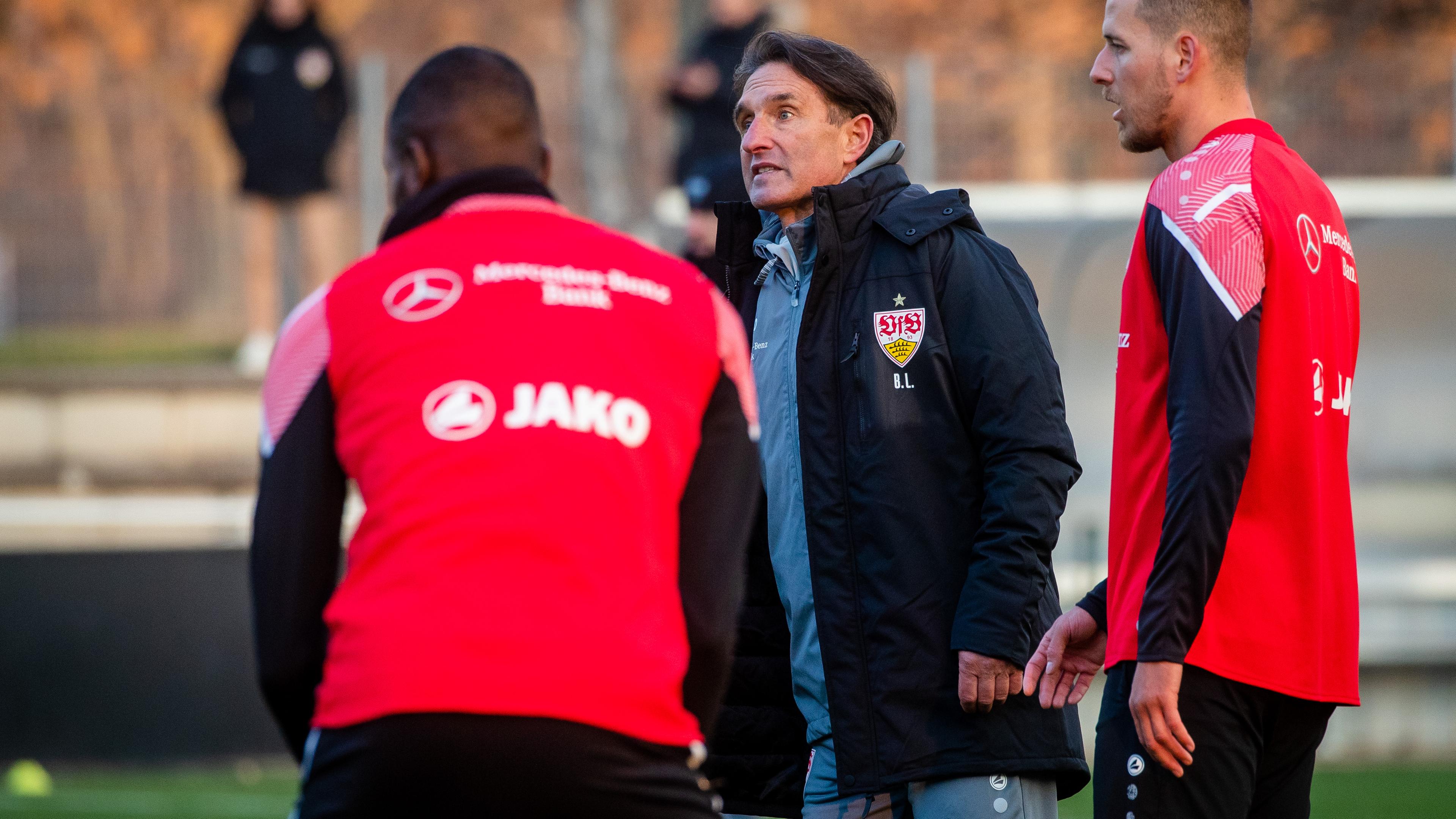 Stuttgart-Trainer Bruno Labbadia spricht mit seinen Spielern