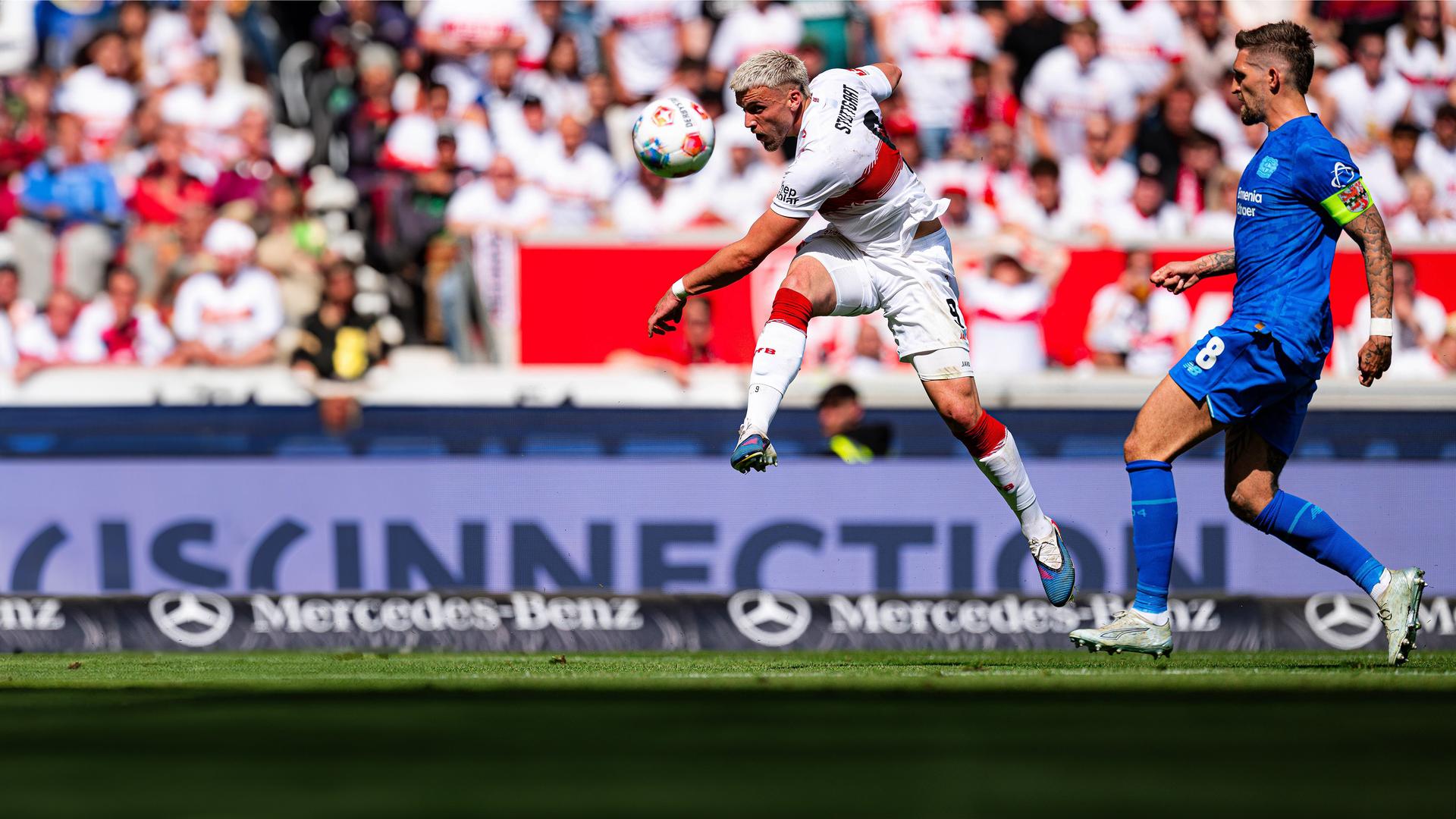 Ermedin Demirovic (9; VfB Stuttgart) köpft den Ball gegen Robert Andrich (8; Bayer 04 Leverkusen) in der MHP Arena in Stuttgart am 09.05.2026.