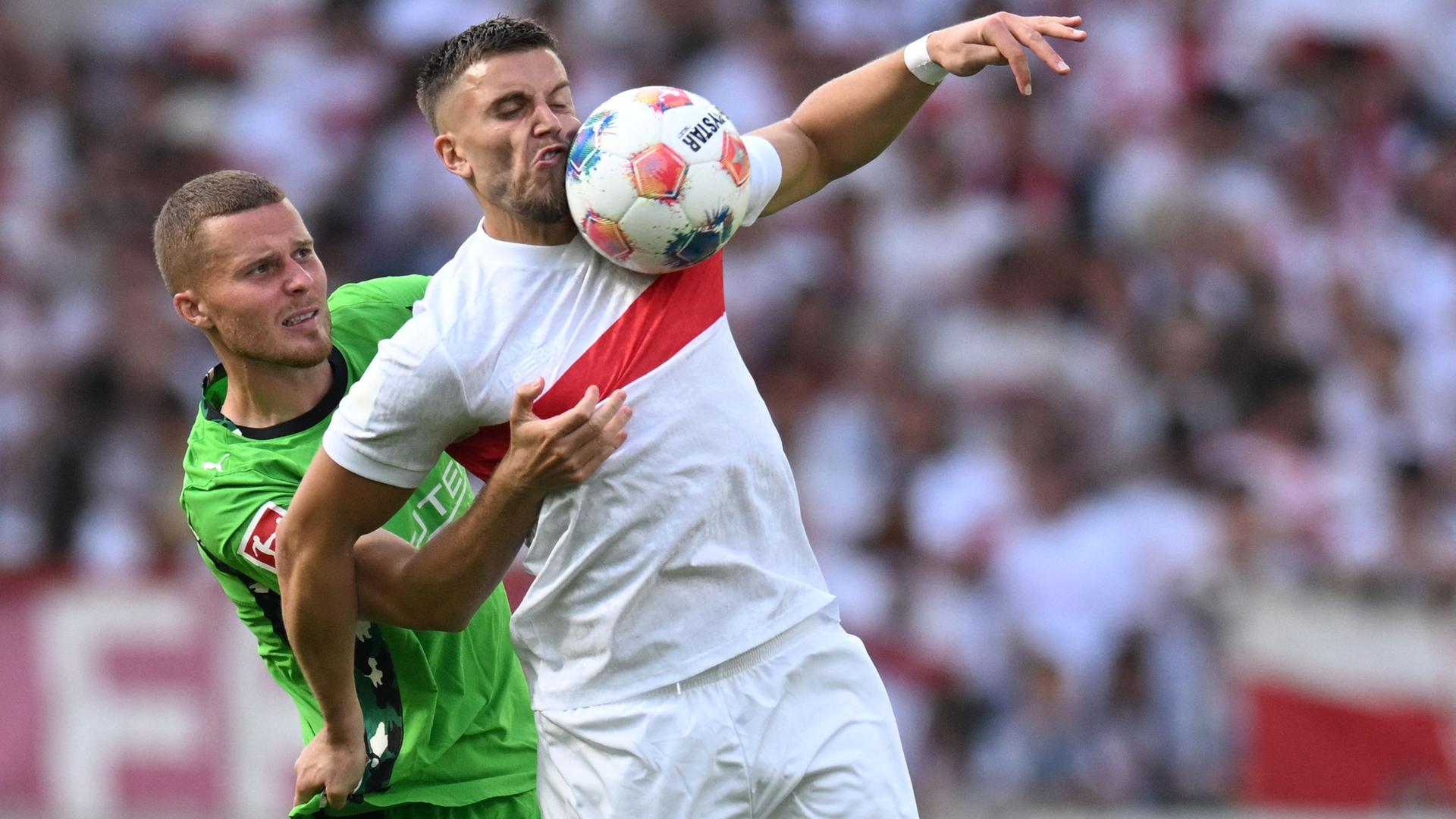 Ermedin Demirovic vom VfB Stuttgart und Nico Elvedi von Mönchengladbach kämpfen um den Ball.