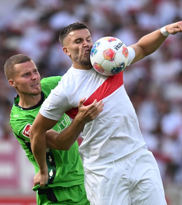 Ermedin Demirovic vom VfB Stuttgart und Nico Elvedi von Mönchengladbach kämpfen um den Ball.