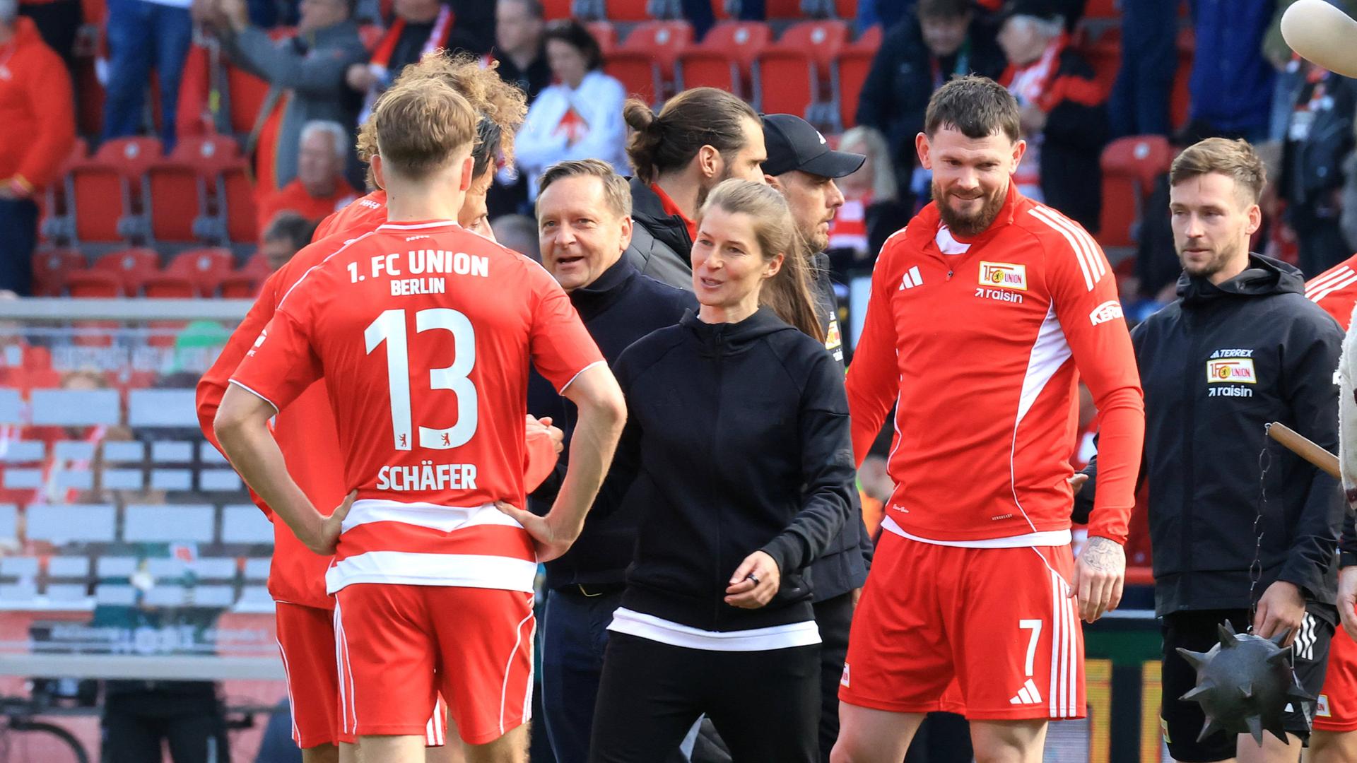 Union-Cheftrainerin Marie-Louise Eta freut sich mit Oliver Burke und Andras Schäfer über den Sieg gegen Augsburg