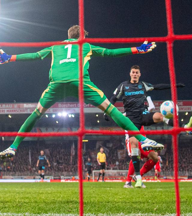 Leverkusens Patrik Schick schießt den Ball ins Tor und erzielt den Treffer zum 2:1 gegen Union Berlin.