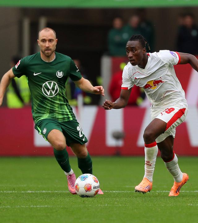 Wolfsburgs Christian Eriksen in Aktion mit Leipzigs Yan Diomande.