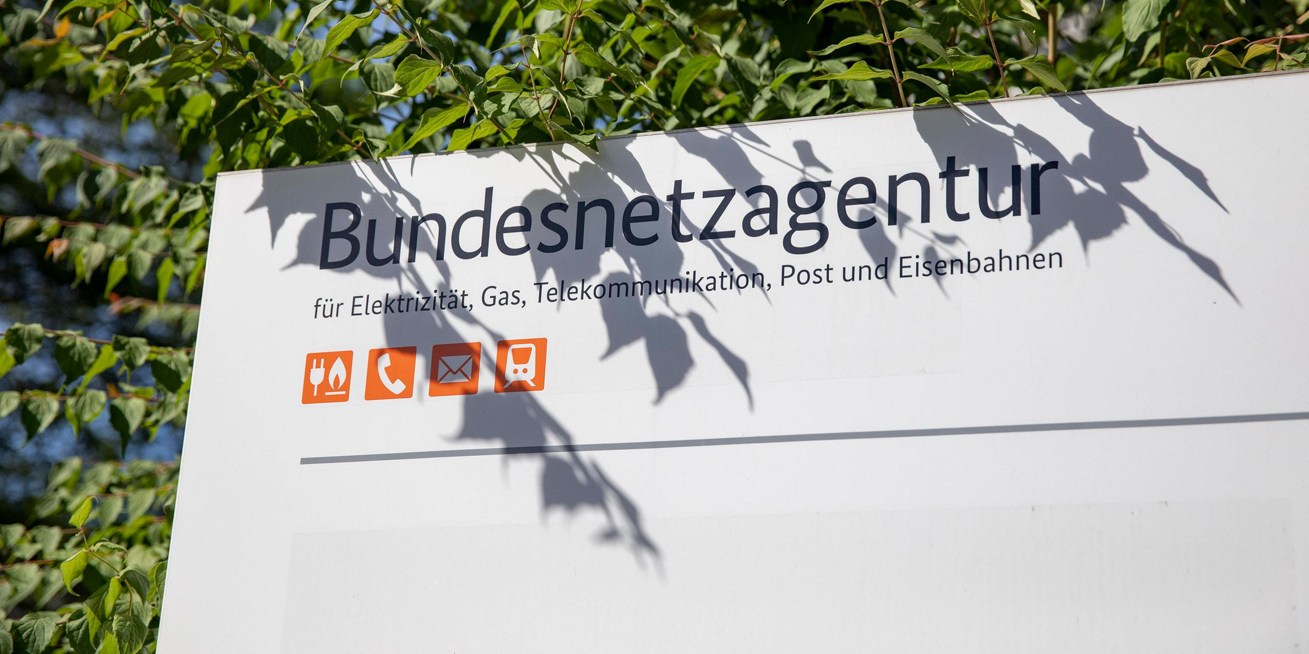 Schild mit Aufschrift "Bundesnetzagentur" am 19.06.2021 in Bonn