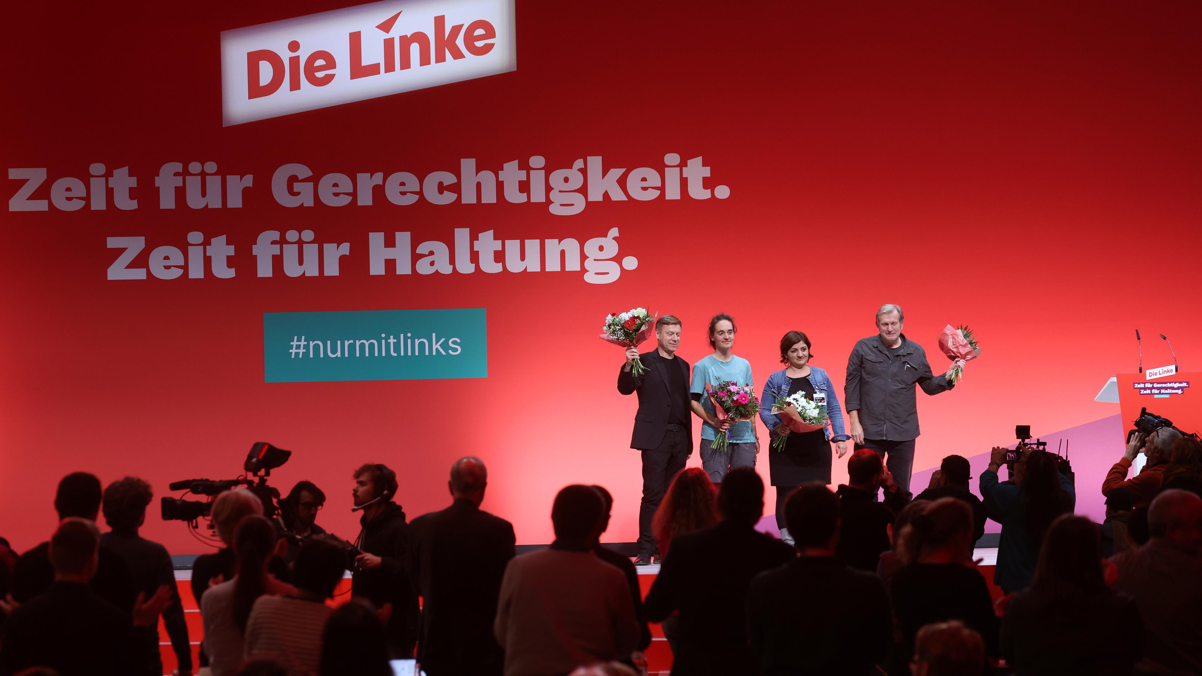 Bayern, Augsburg: Martin Schirdewan (l-r), Carola Rackete, Özlem Alev Demirel und Gerhard Trabert stehen als Kandidaten für das Europaparlament, für die Partei die Linke, auf der Bühne.