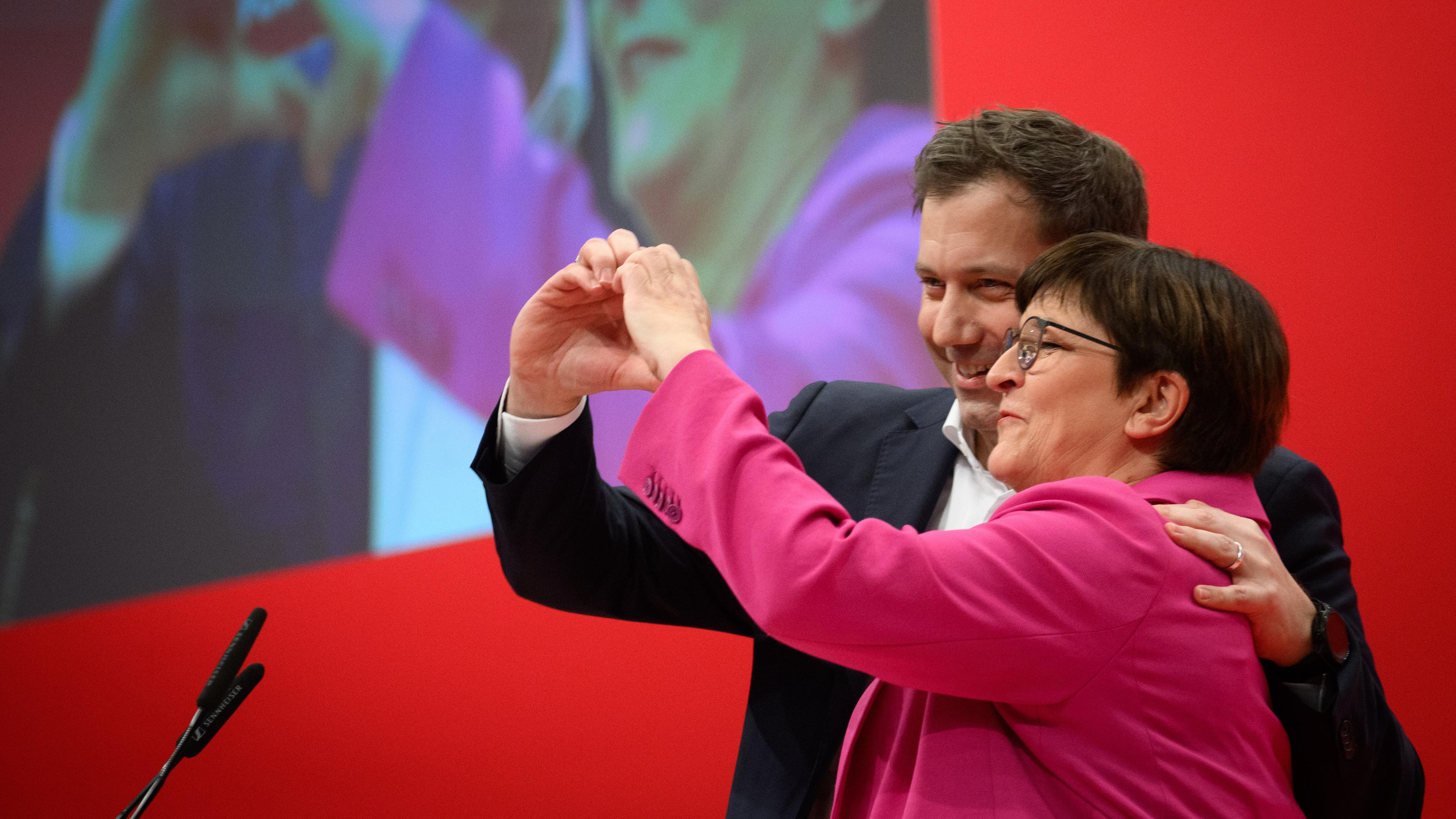 Saskia Esken und Lars Klingbeil auf dem Bundesparteitag der SPD