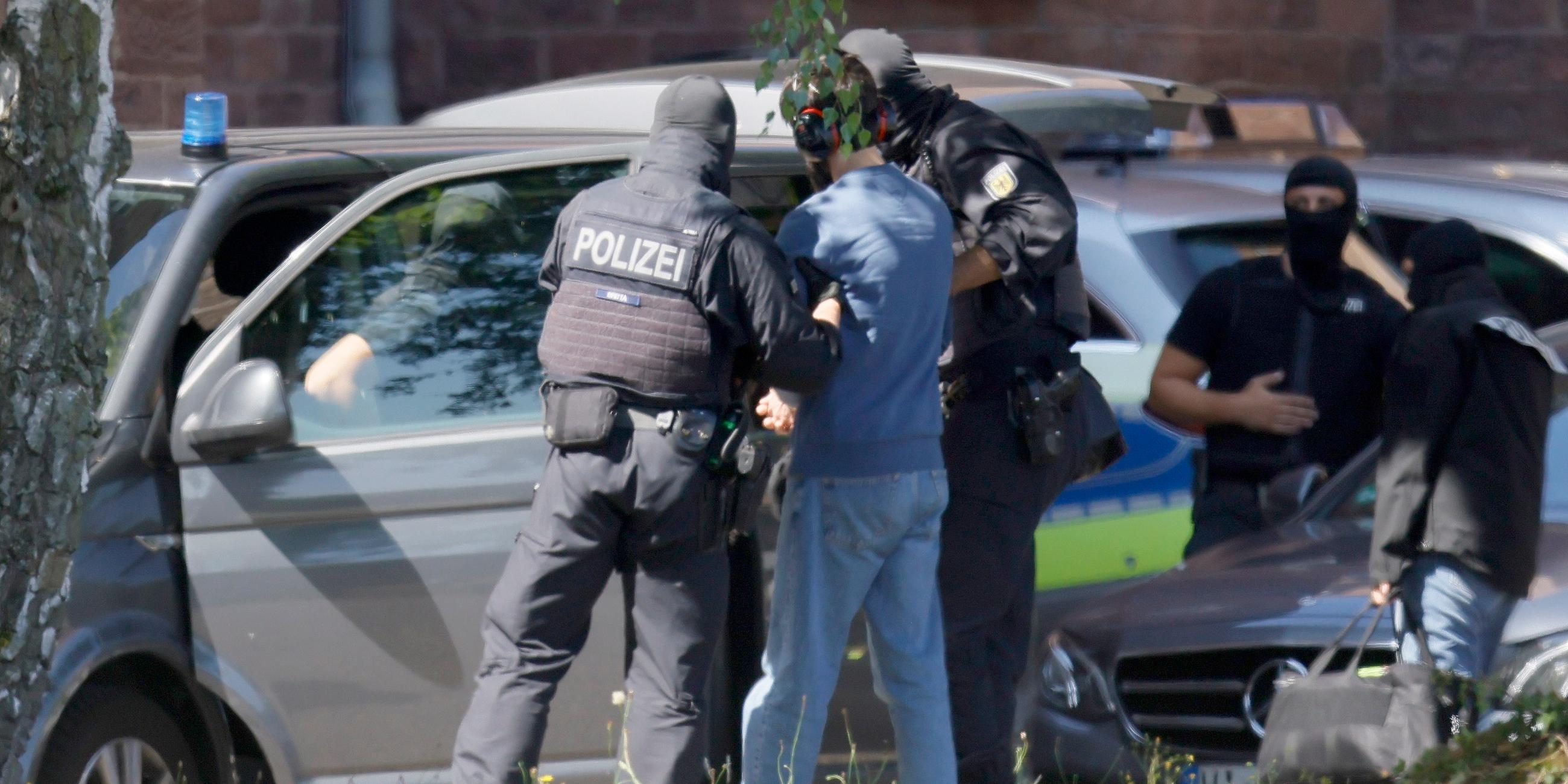 Bundespolizei eskortieren einen Terrorverdächtigen aus einem Hubschrauber zu seiner Anklage vor dem Bundesgerichtshof (BGH) in Karlsruhe
