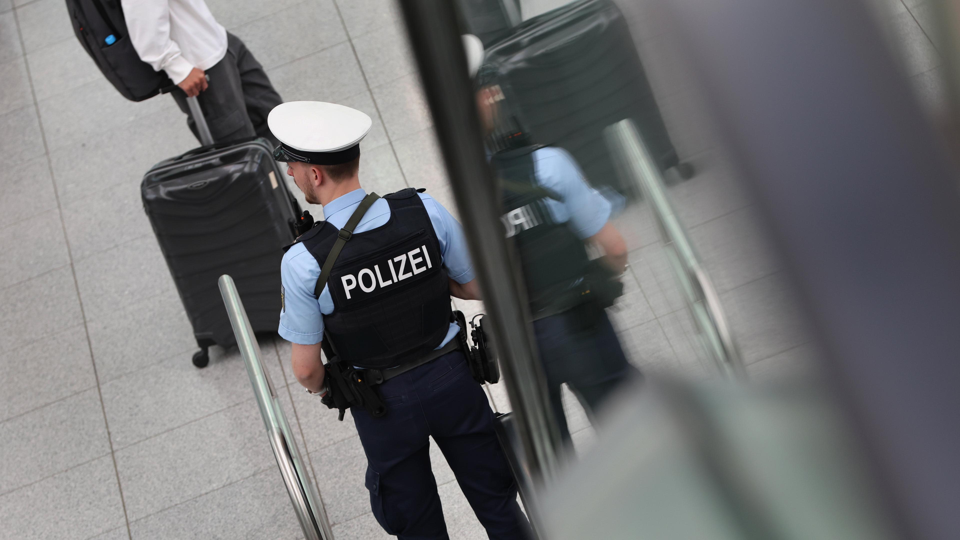 Bundespolizist am Flughafen München an einer Rolltreppe