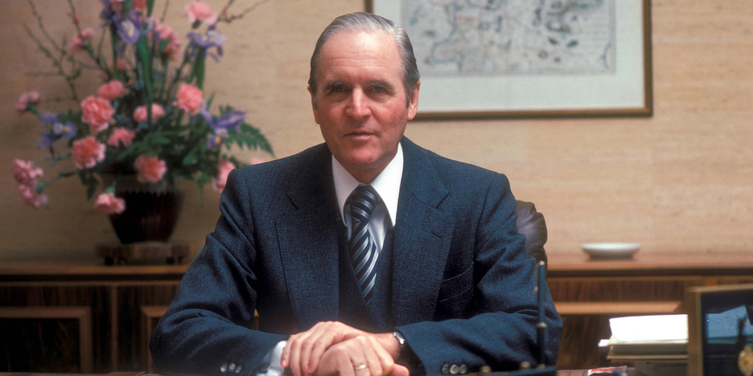 Bundespräsident Karl Carstens in seinem Büro (1980)