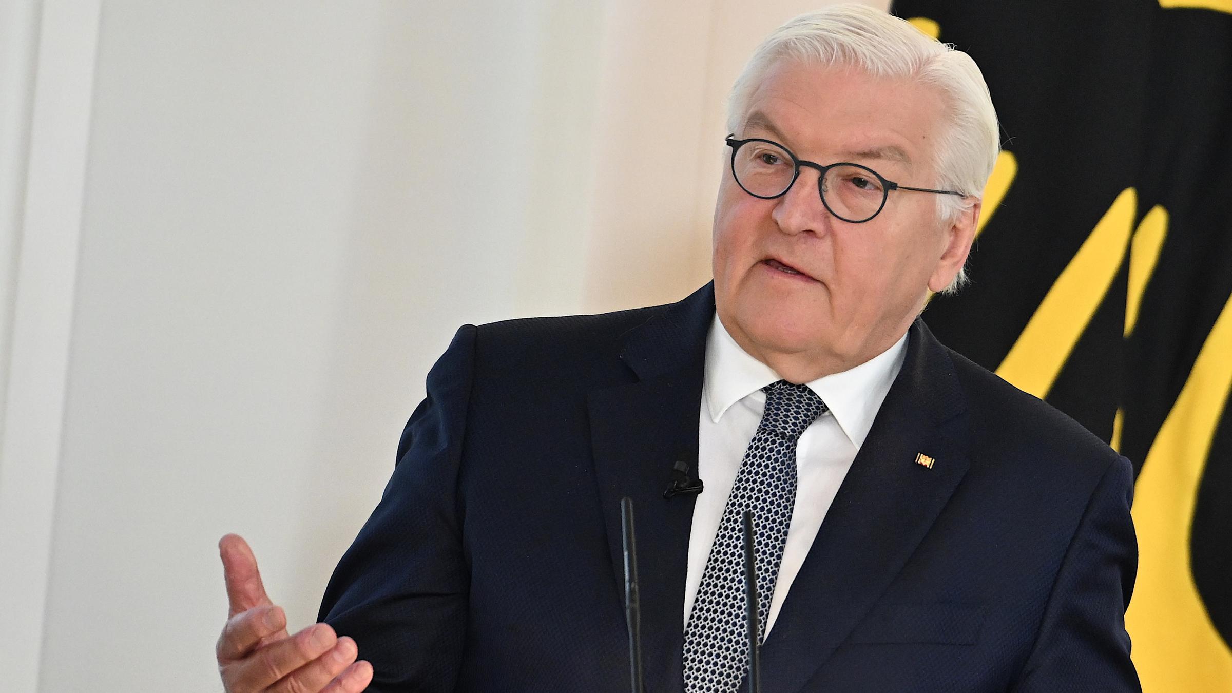 Bundespräsident Frank-Walter Steinmeier spricht bei der Veranstaltung Demokratie beginnt vor Ort.