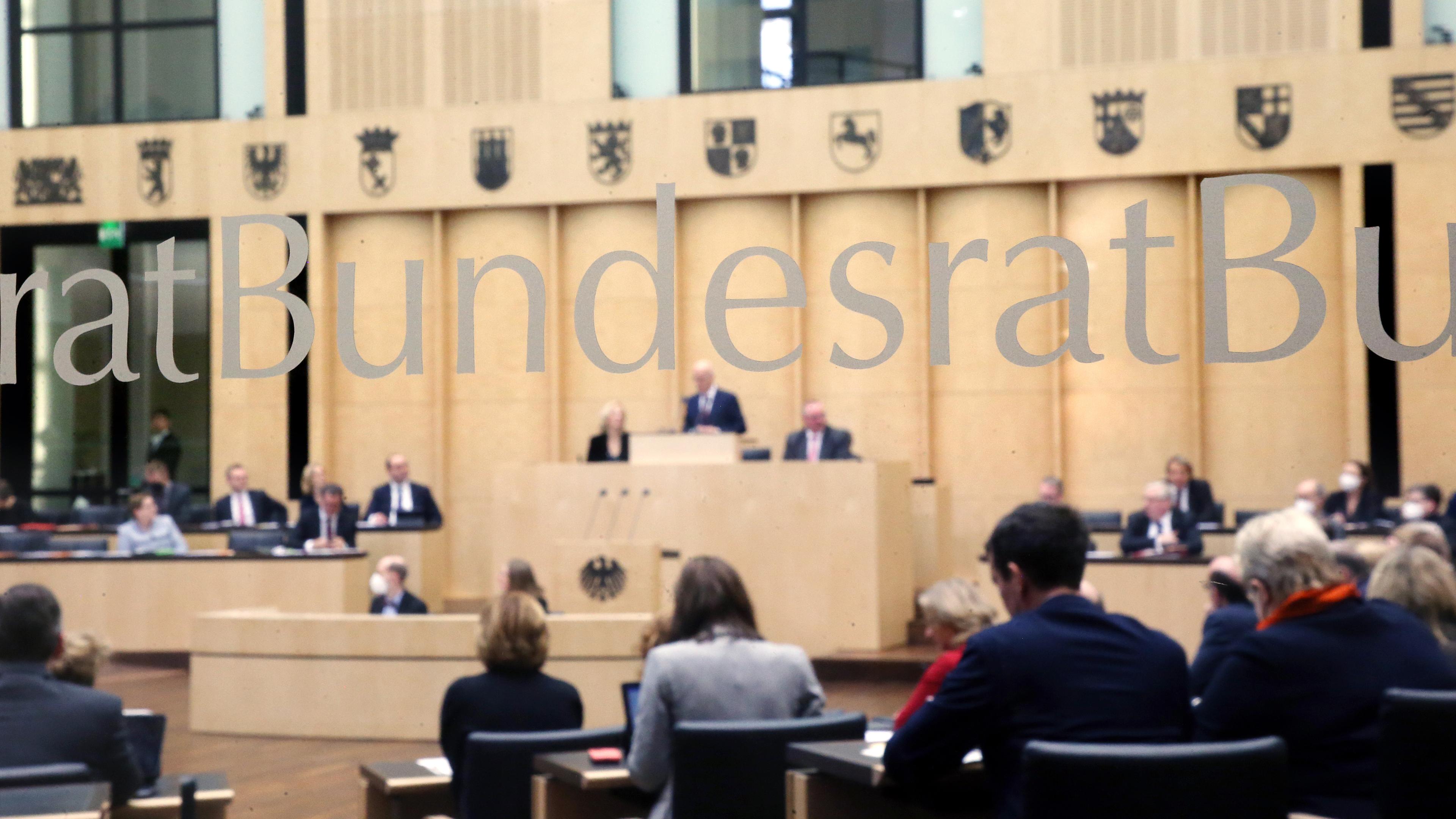 Archiv: Peter Tschentscher (oben M, SPD), neuer Bundesratspräsident und Erster Bürgermeister und Präsident des Senats der Freien und Hansestadt Hamburg, hält im Bundesrat seine erste Rede. 