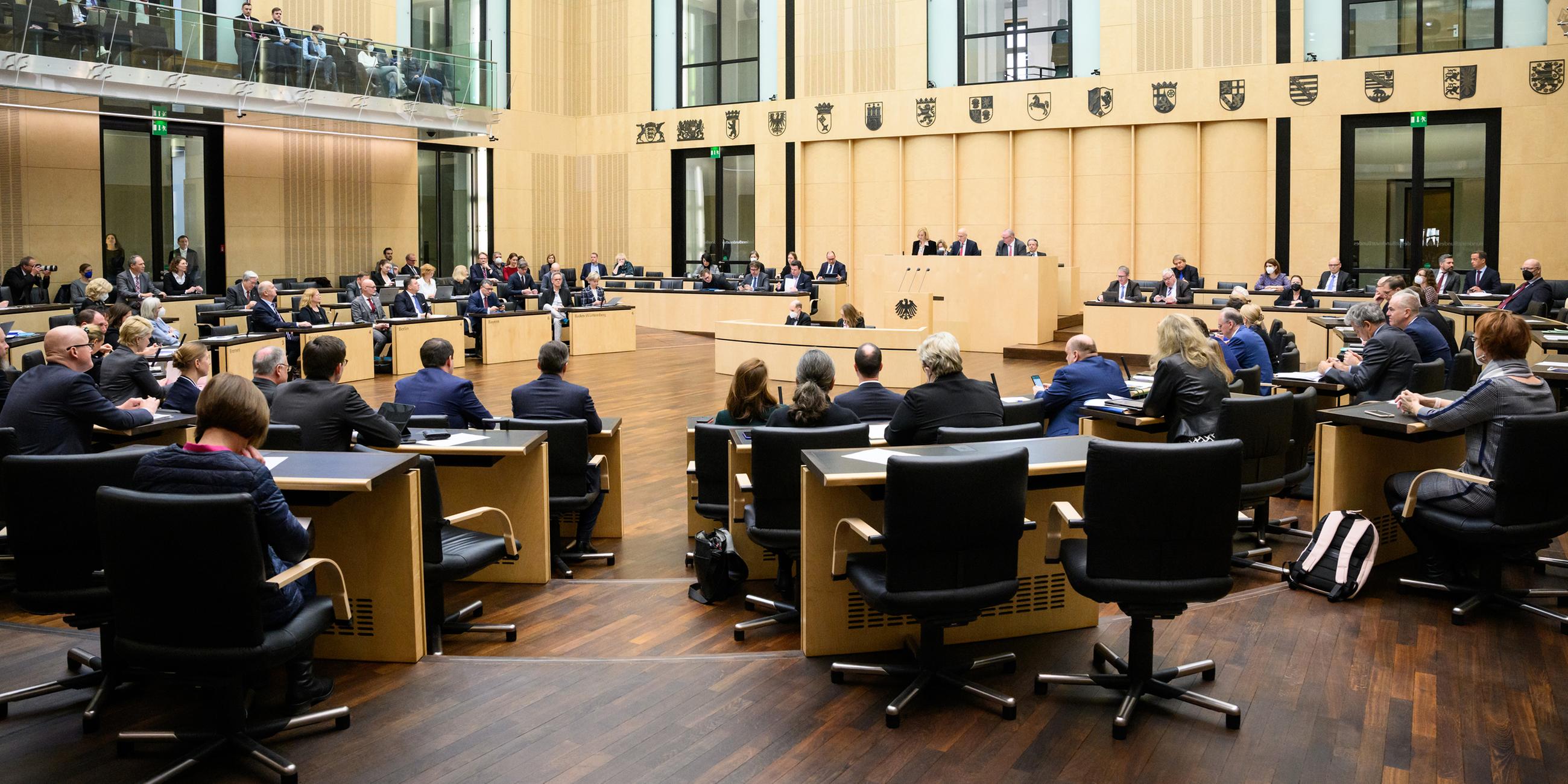 Die Mitglieder des Bundesrats sitzen in der Sondersitzung des Deutschen Bundesrats in Berlin