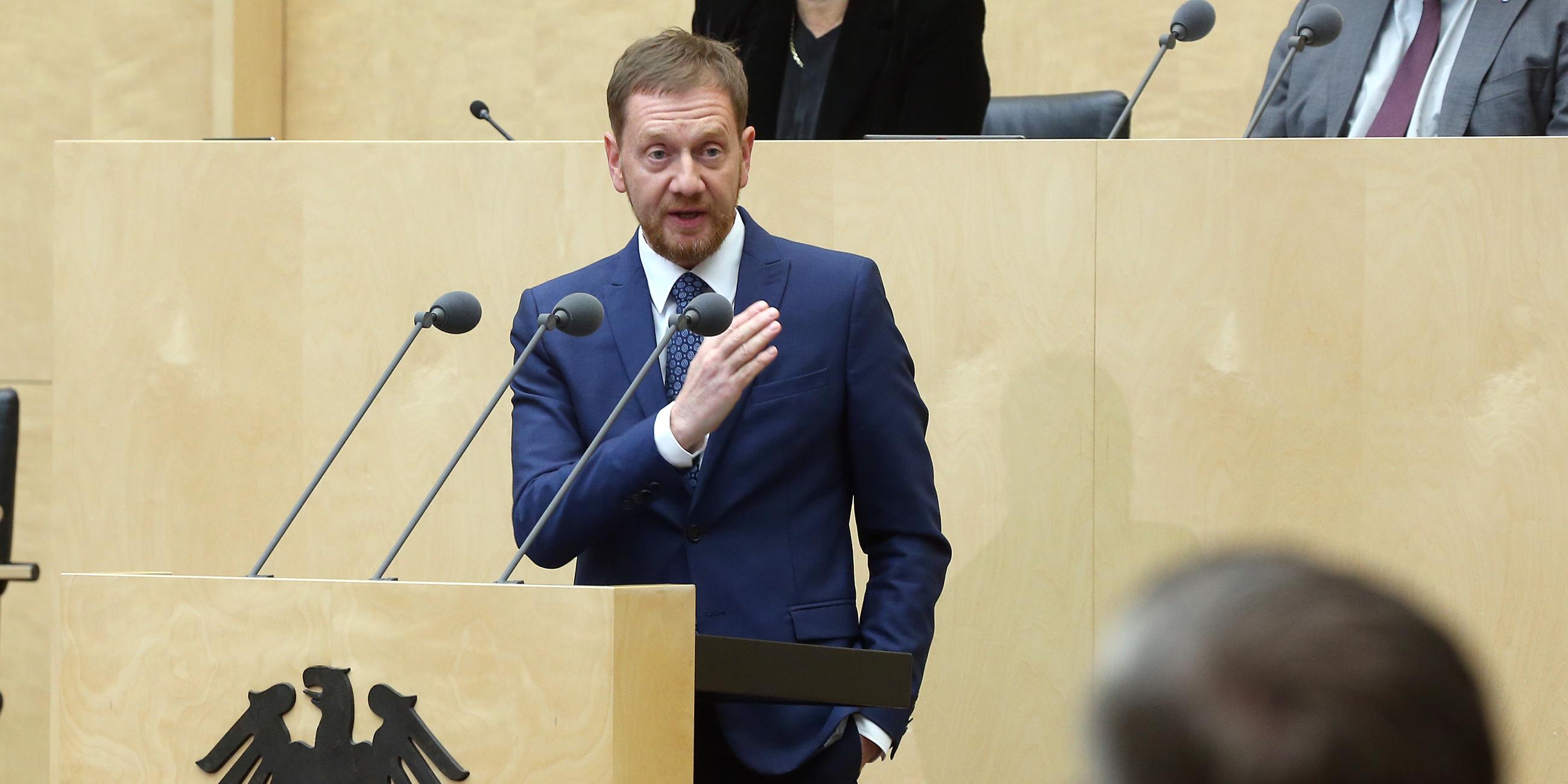 Berlin: Michael Kretschmer (CDU), Ministerpräsident in Sachsen, spricht im Bundesrat in der Debatte um das Energiesicherungsgesetz.