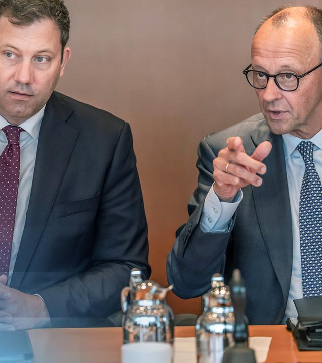 Vizekanzler Lars Klingbeil neben Bundeskanzler Friedrich Merz.