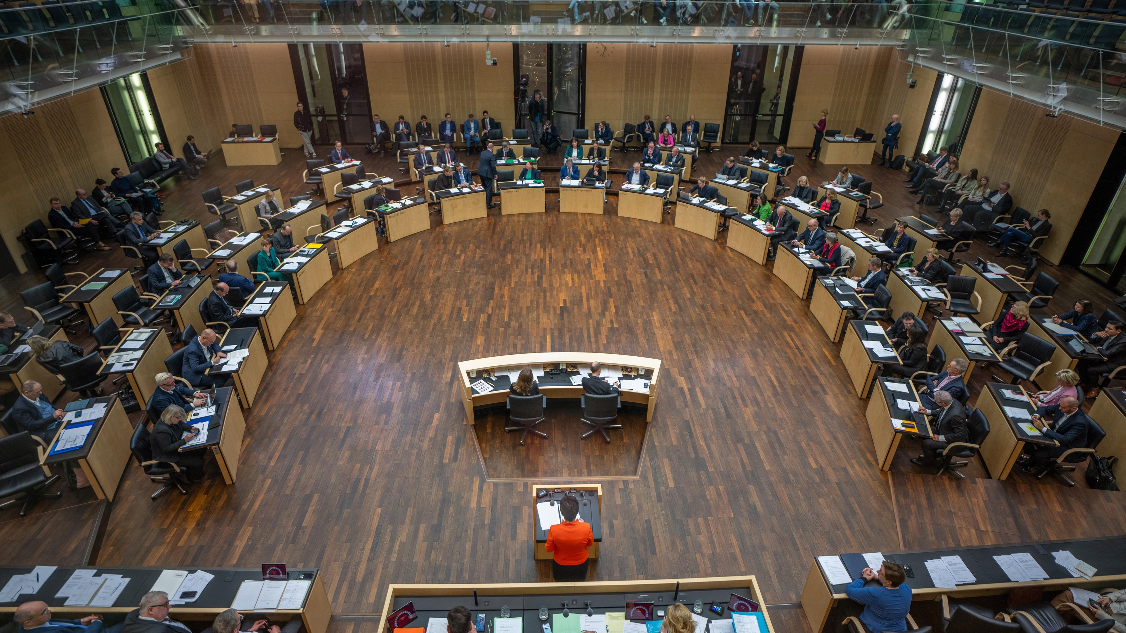 Der Plenarsaal im Deutschen Bundesrat von oben.