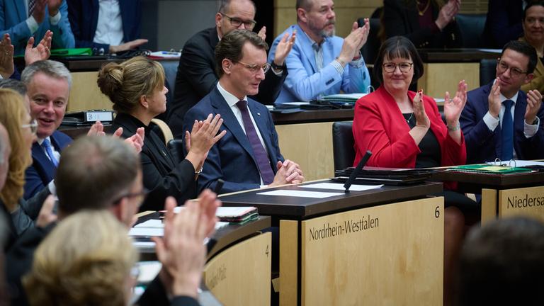Hendrik Wüst (M, CDU), Ministerpräsident von Nordrhein-Westfalen, sitzt nach seiner Wahl zum neuen Bundesratspräsident in der 1069. Plenarsitzung im Deutschen Bundesrat.