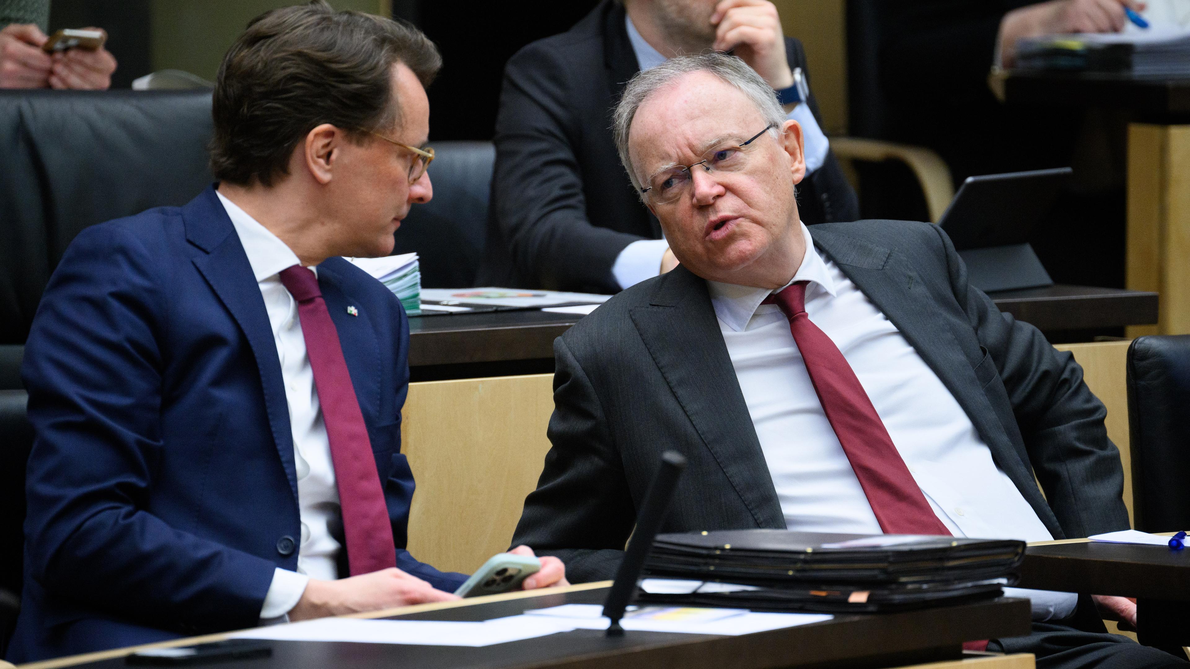 Berlin: Hendrik Wüst (l, CDU), Ministerpräsident von Nordrhein-Westfalen, und Stephan Weil (SPD), Ministerpräsident von Niedersachsen, unterhalten sich während der 1042. Plenarsitzung vom Deutschen Bundesrat.