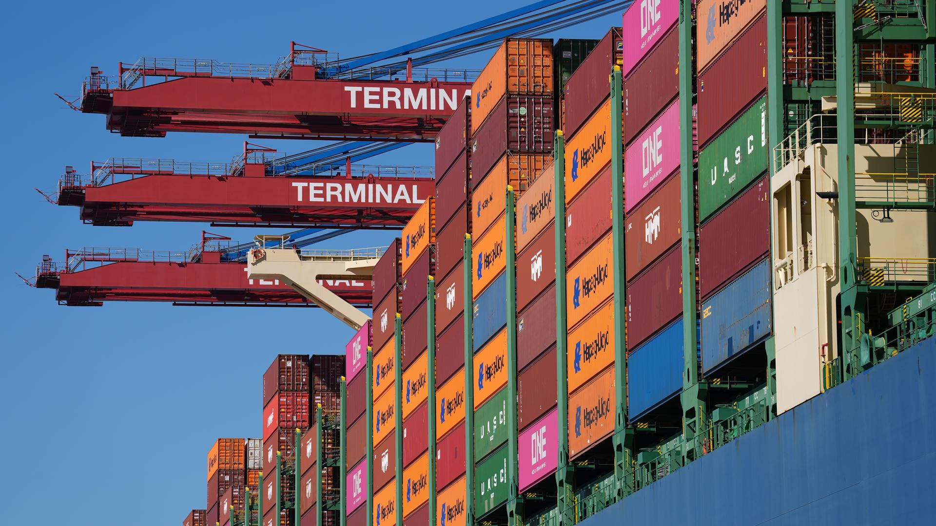 Ein Containerschiff wird am Containerterminal Burchardkai (CTB) im Hamburger Hafen abgefertigt.