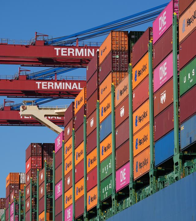 Ein Containerschiff wird am Containerterminal Burchardkai (CTB) im Hamburger Hafen abgefertigt.