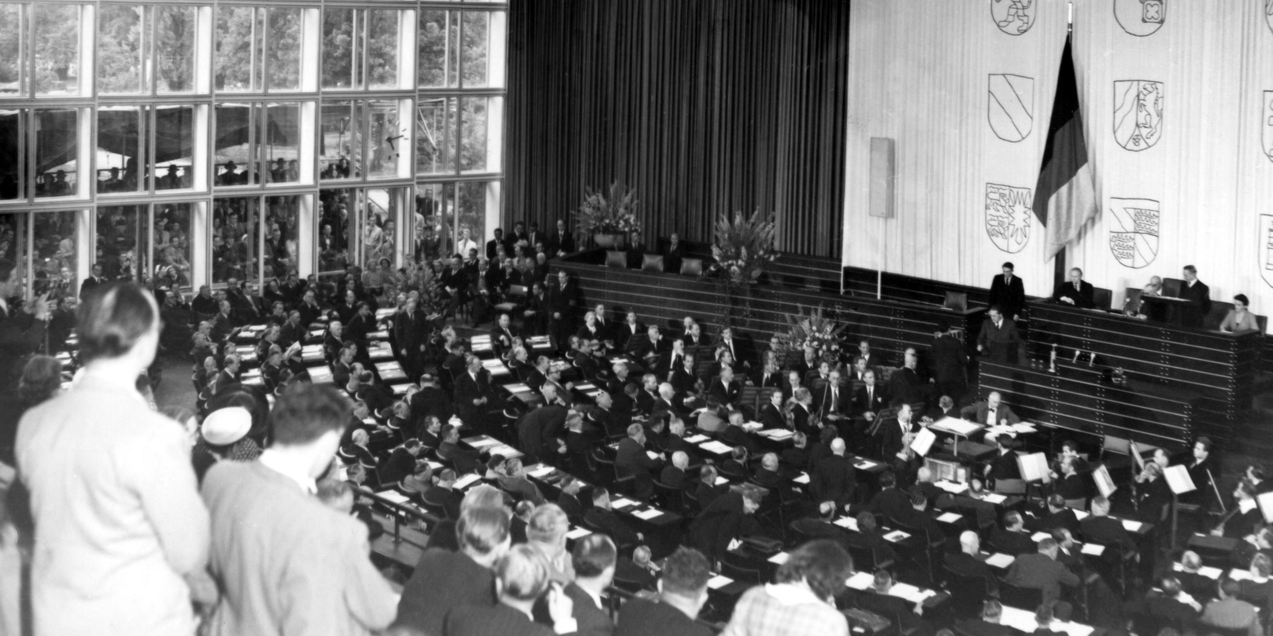 Alterspräsident Paul Löbe (SPD) eröffnet die erste Sitzung des Bundestags am 07.09.1949 in Bonn
