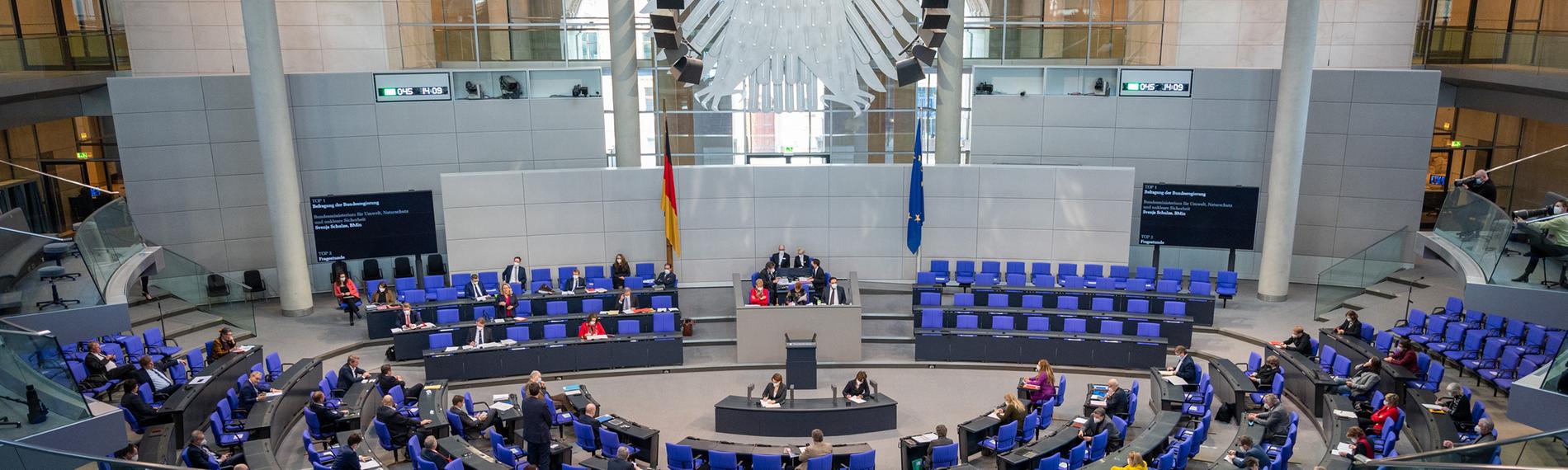 Das Plenum im Deutschen Bundestag während der Plenarsitzung mit einer Regierungsbefragung am 10.02.2021
