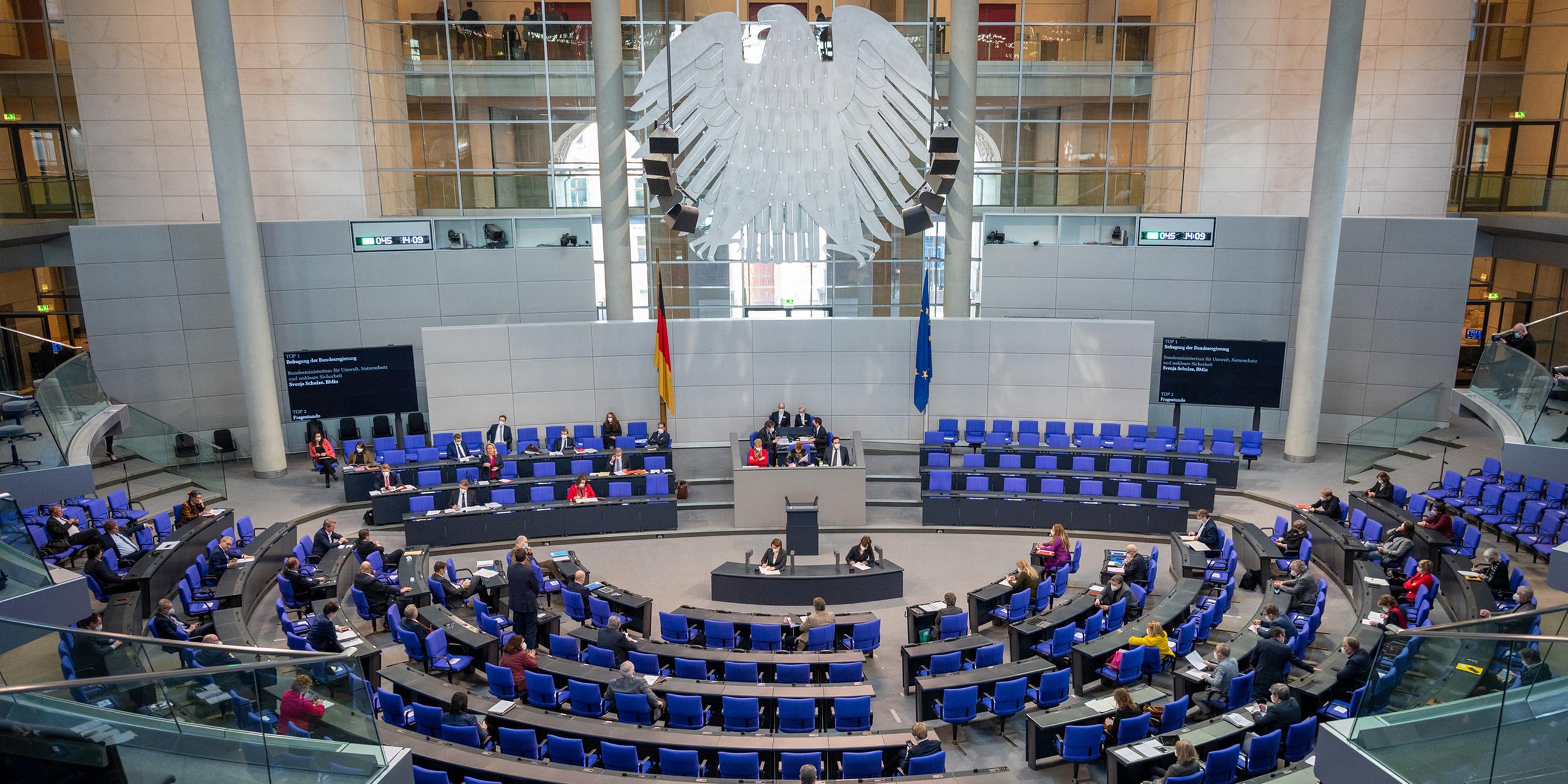 Das Plenum im Deutschen Bundestag während der Plenarsitzung mit einer Regierungsbefragung am 10.02.2021