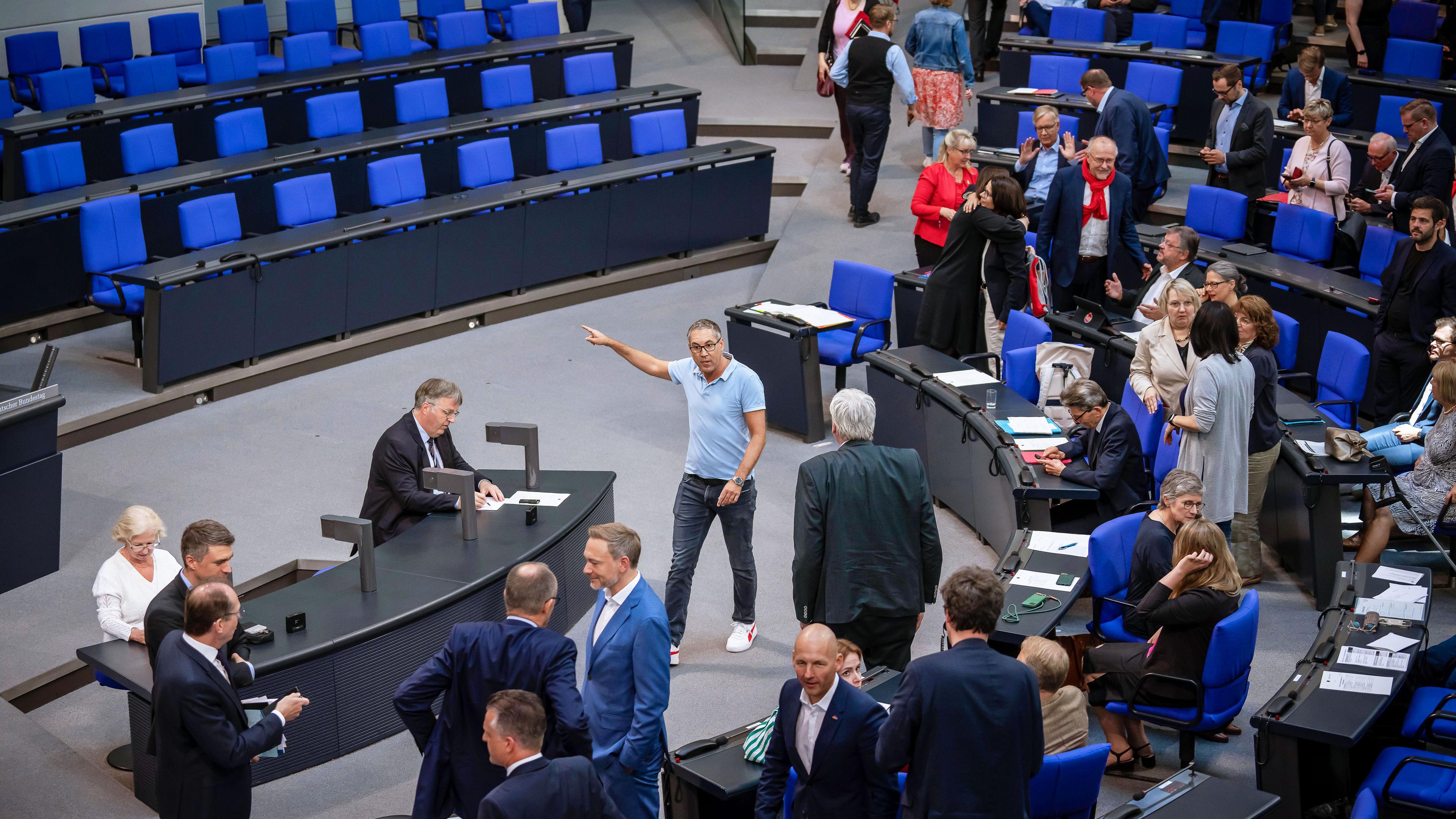  Michael Schrodi (SPD, M), Abgeordneter, läuft brüllend durch den Plenarsaal in Richtung Unionsfraktion und kassiert dafür ein Ordnungsgeld in der letzten Sitzung vor der Sommerpause im Bundestag.
