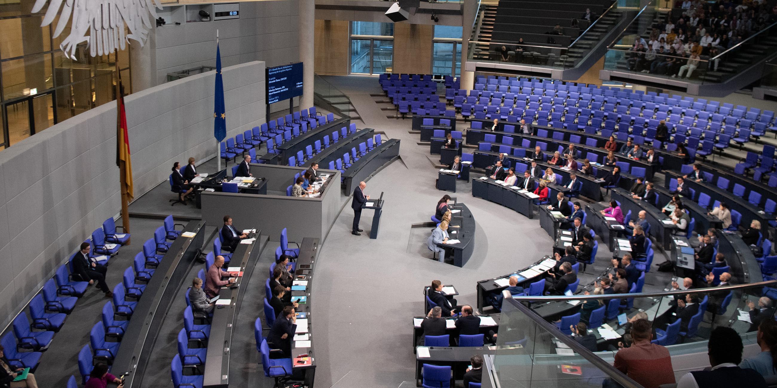 Alexander Throm (CDU, M) spricht in der Aktuellen Stunde bei der Plenarsitzung im Deutschen Bundestag.