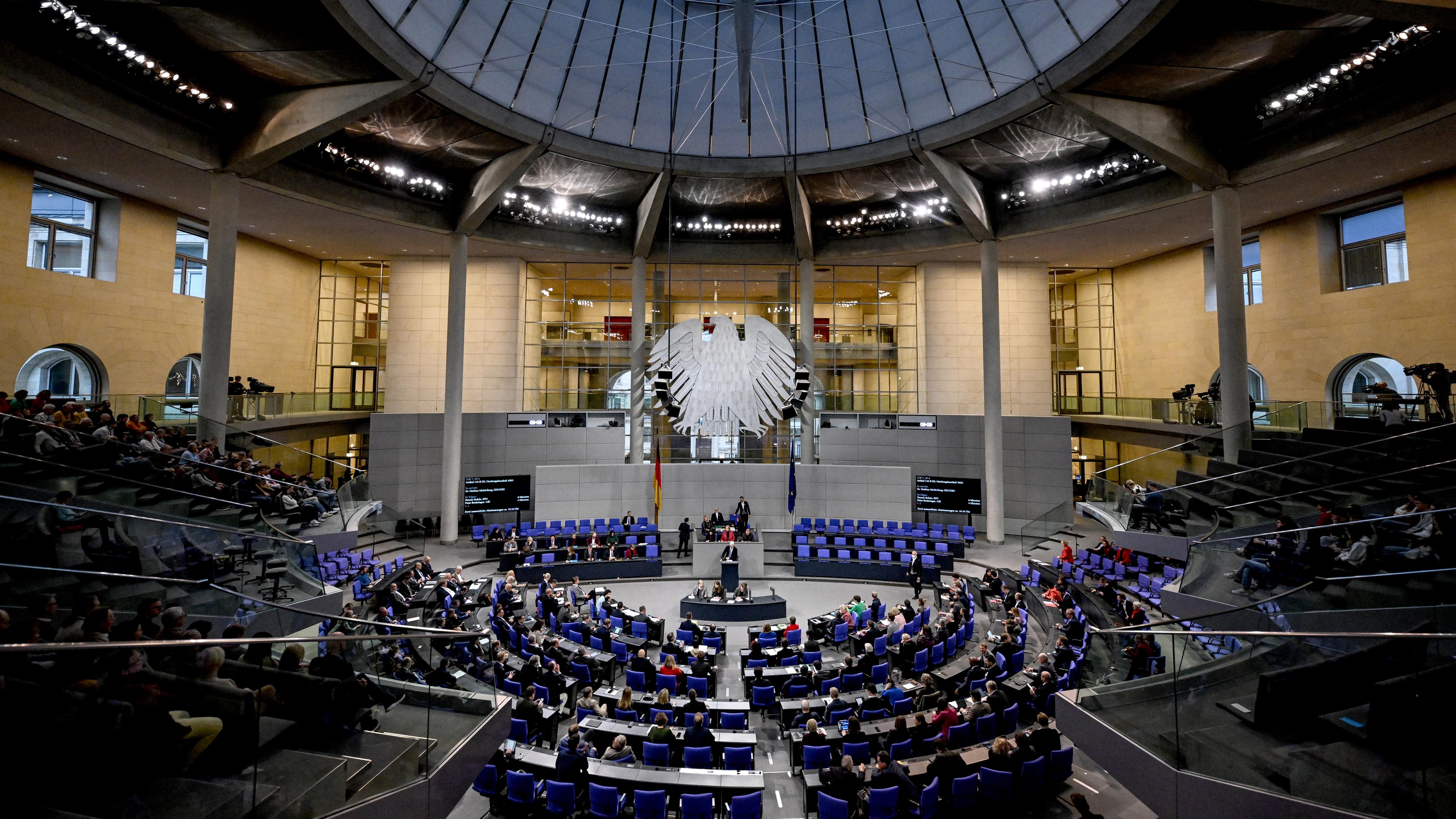  Abgeordnete sitzen Plenarsaal des Bundestags. Am 15.12.2023