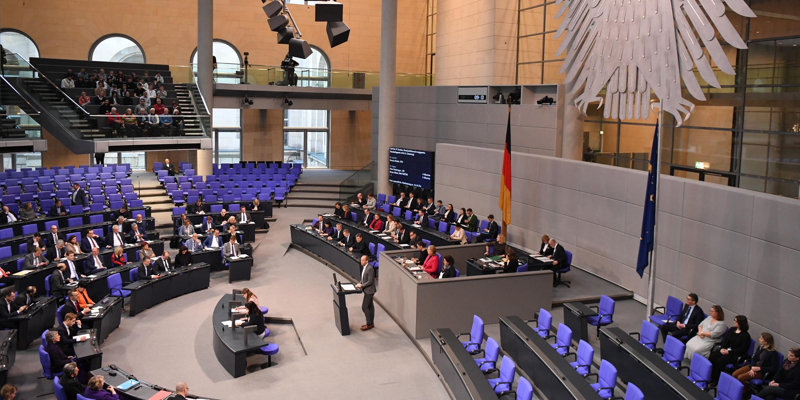 Abgeordnete nehmen an der Sitzung des Bundestags teil. 