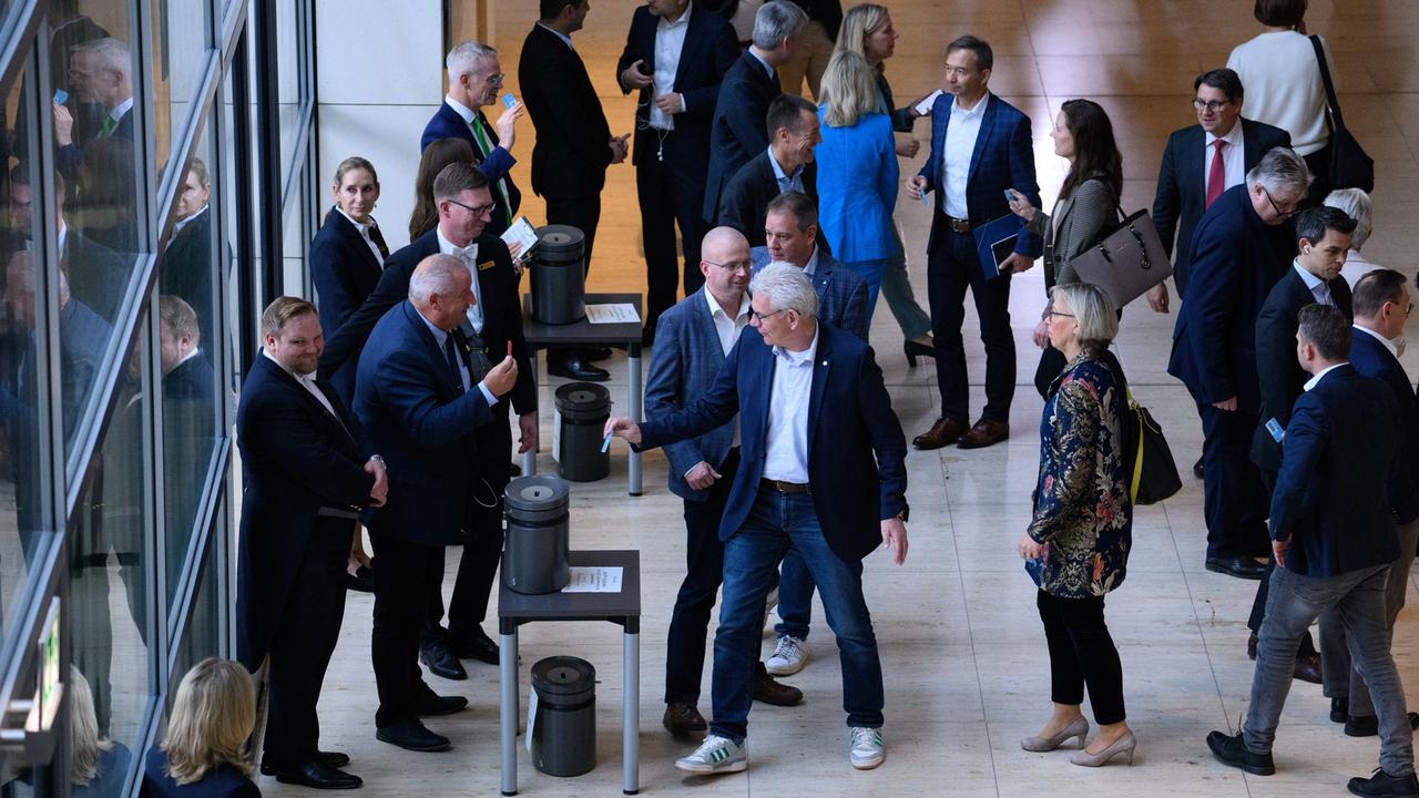 Parteinahe Stiftungen Bundestag beschließt Finanzregeln ZDFheute