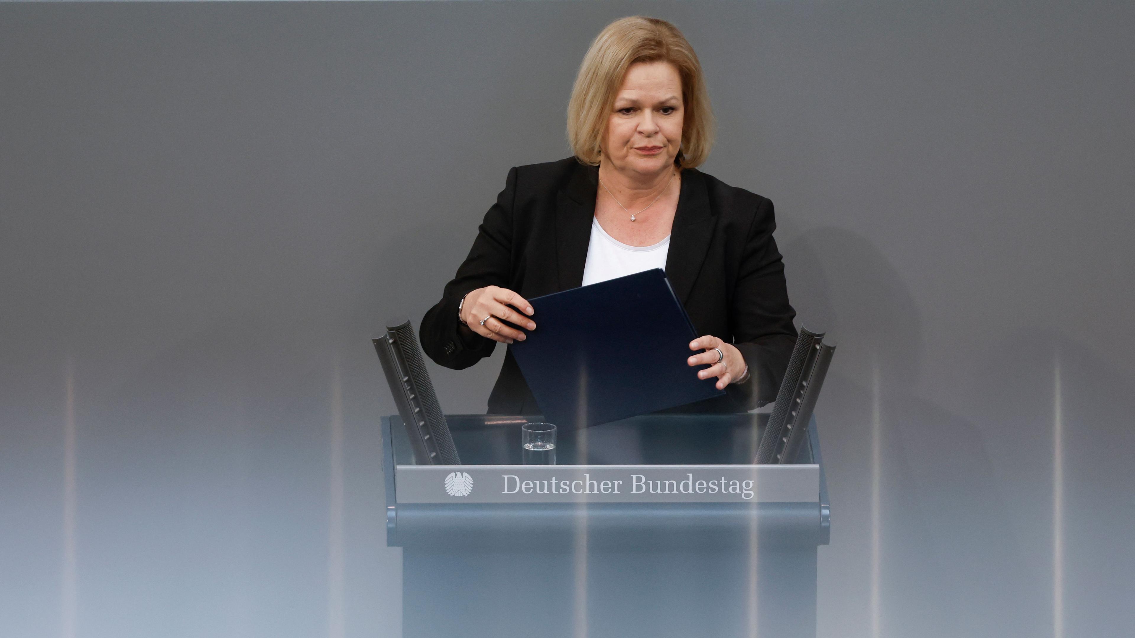 Innenministerin Faeser am Rednerpult des Bundestages.