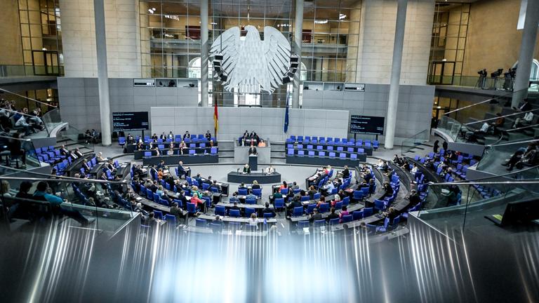 Berlin: Abgeordnete nehmen an der 164. Sitzung des Bundestages teil